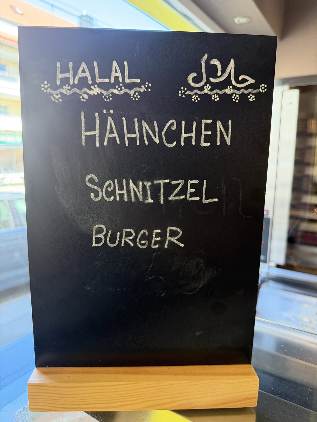 Tafel: Halal, Hähnchen, Schnitzel, Burger