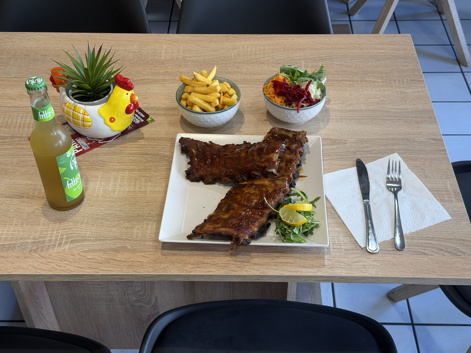 Rippchen mit Pommes und Salat